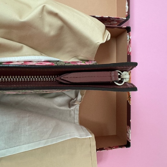 GUCCI BLOOM CLUTCH/ TOILETRIES POUCH - Picture 10 of 11